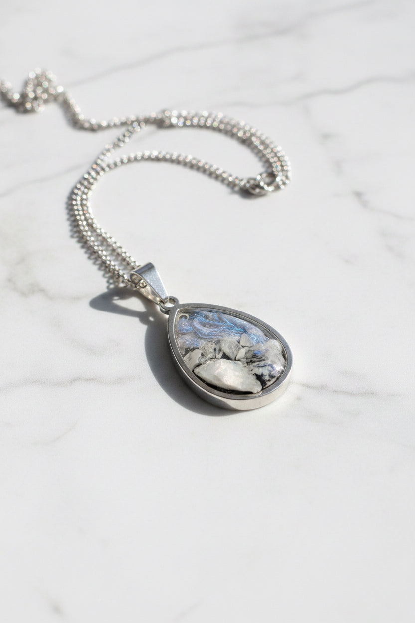 Lunar Veil

Moonstone & Raw Crystal Energy Pendant
By Energy Art by Mazy