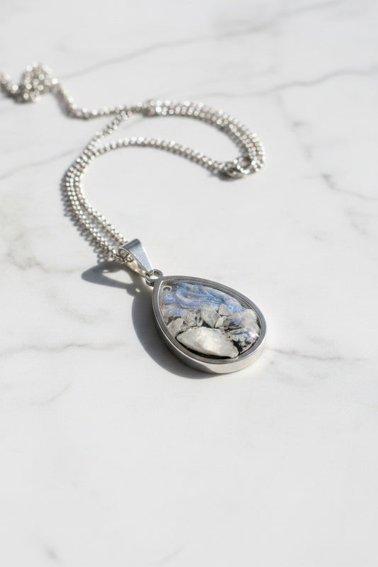 Lunar Veil

Moonstone & Raw Crystal Energy Pendant
By Energy Art by Mazy
